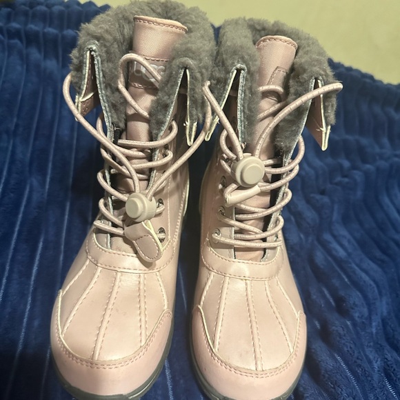 Kids UGG Snowboot - Picture 1 of 8